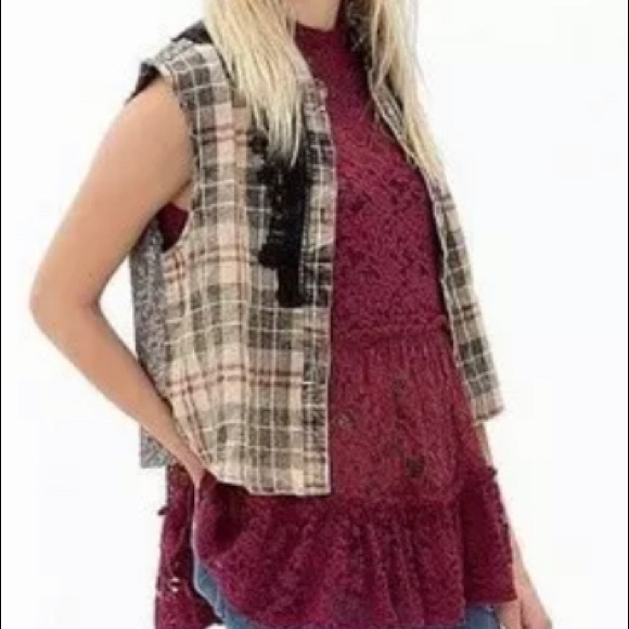 gimmicks by BKE Tops - Women’s Small BKE Sequins Vest/Shirt B16
